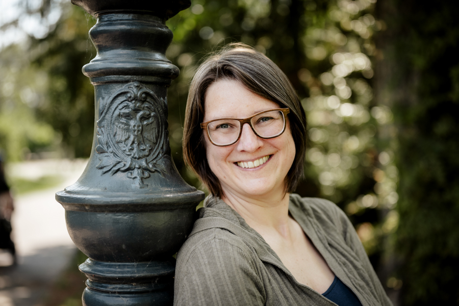 Frau mit brille blickt in die Kamera - Die Dame heißt Gudrun Krinzinger und ist Host des Wien Podcast Wien auf den zweiten Blick